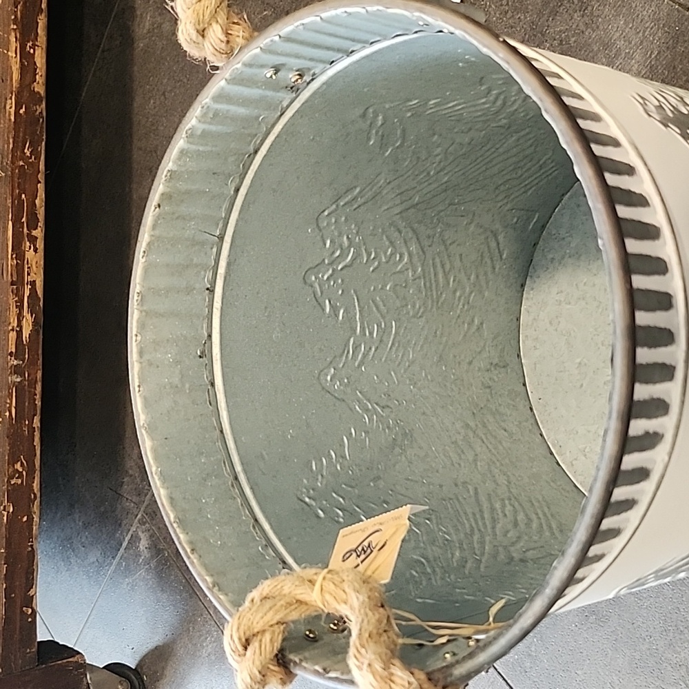 Winter Metal Container - Picture 3 of 3
